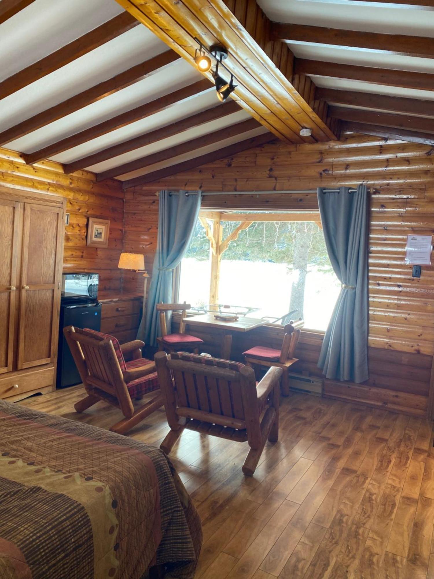 Kan-à-Mouche Pourvoirie Auberge et Chalets Saint-Michel Zimmer foto