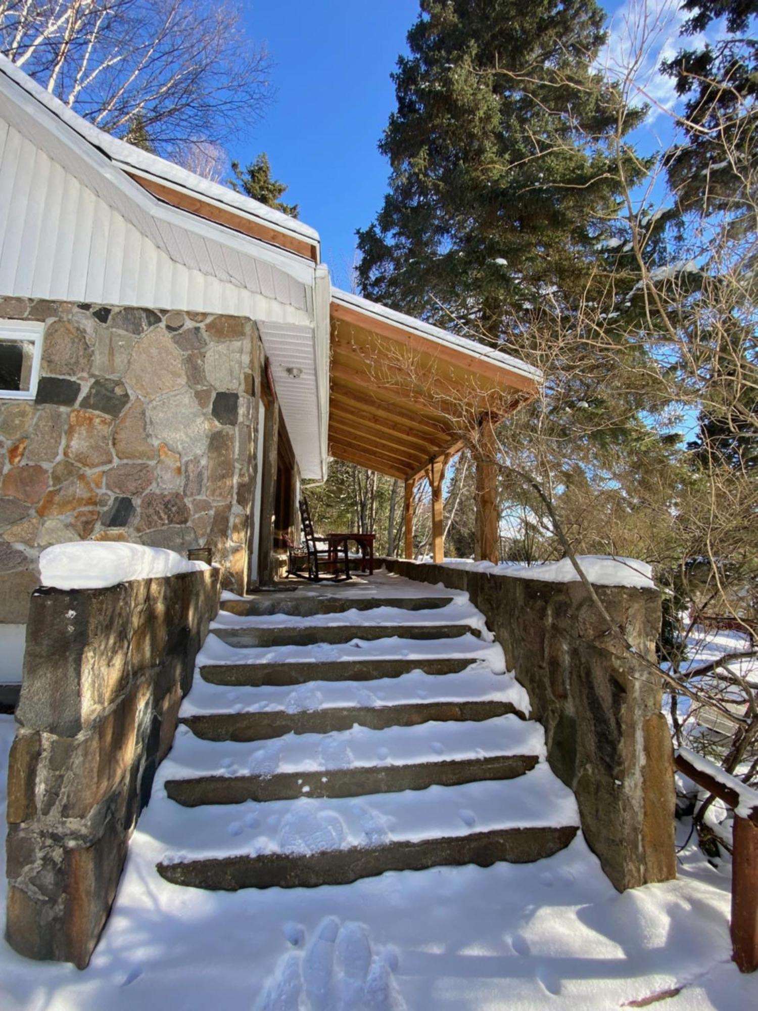 Kan-à-Mouche Pourvoirie Auberge et Chalets Saint-Michel Exterior foto