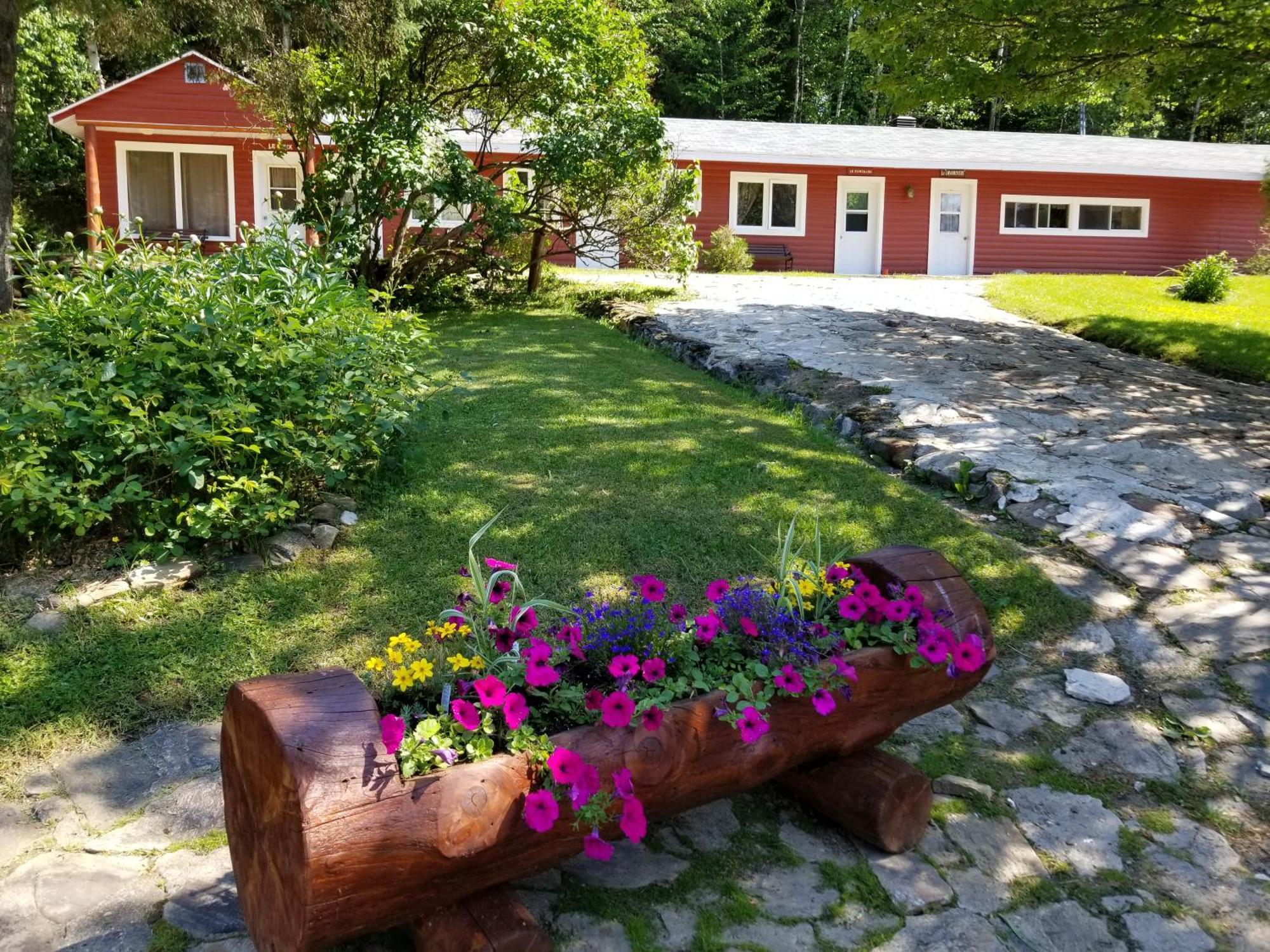 Kan-à-Mouche Pourvoirie Auberge et Chalets Saint-Michel Exterior foto